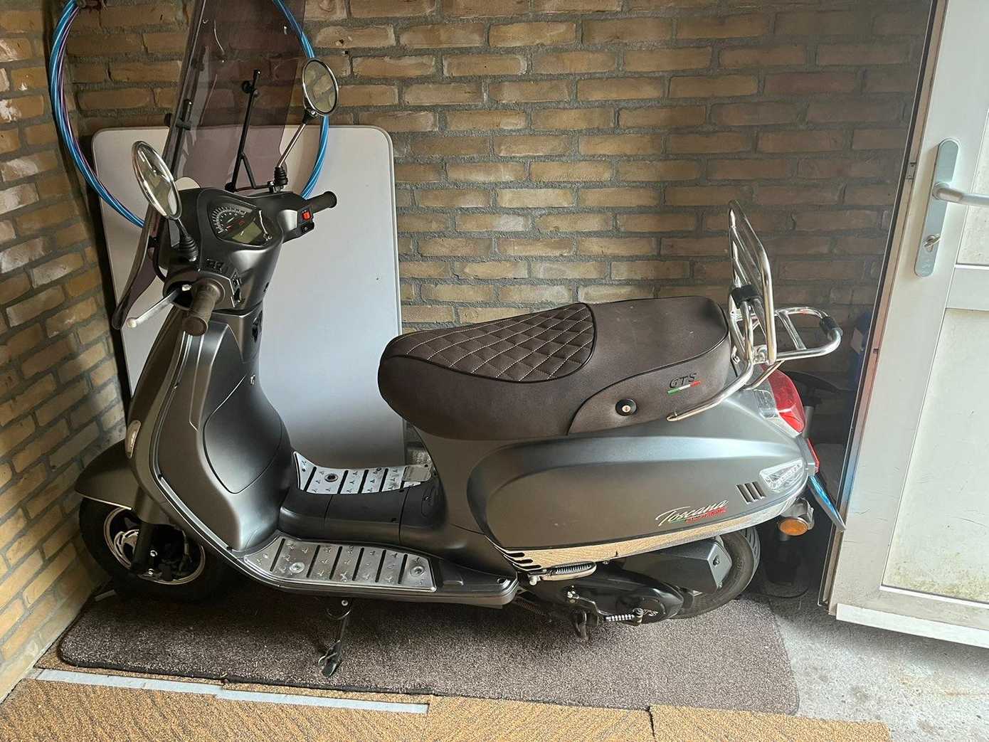 Jongen belaagd en beroofd van scooter in Anne Frank Park