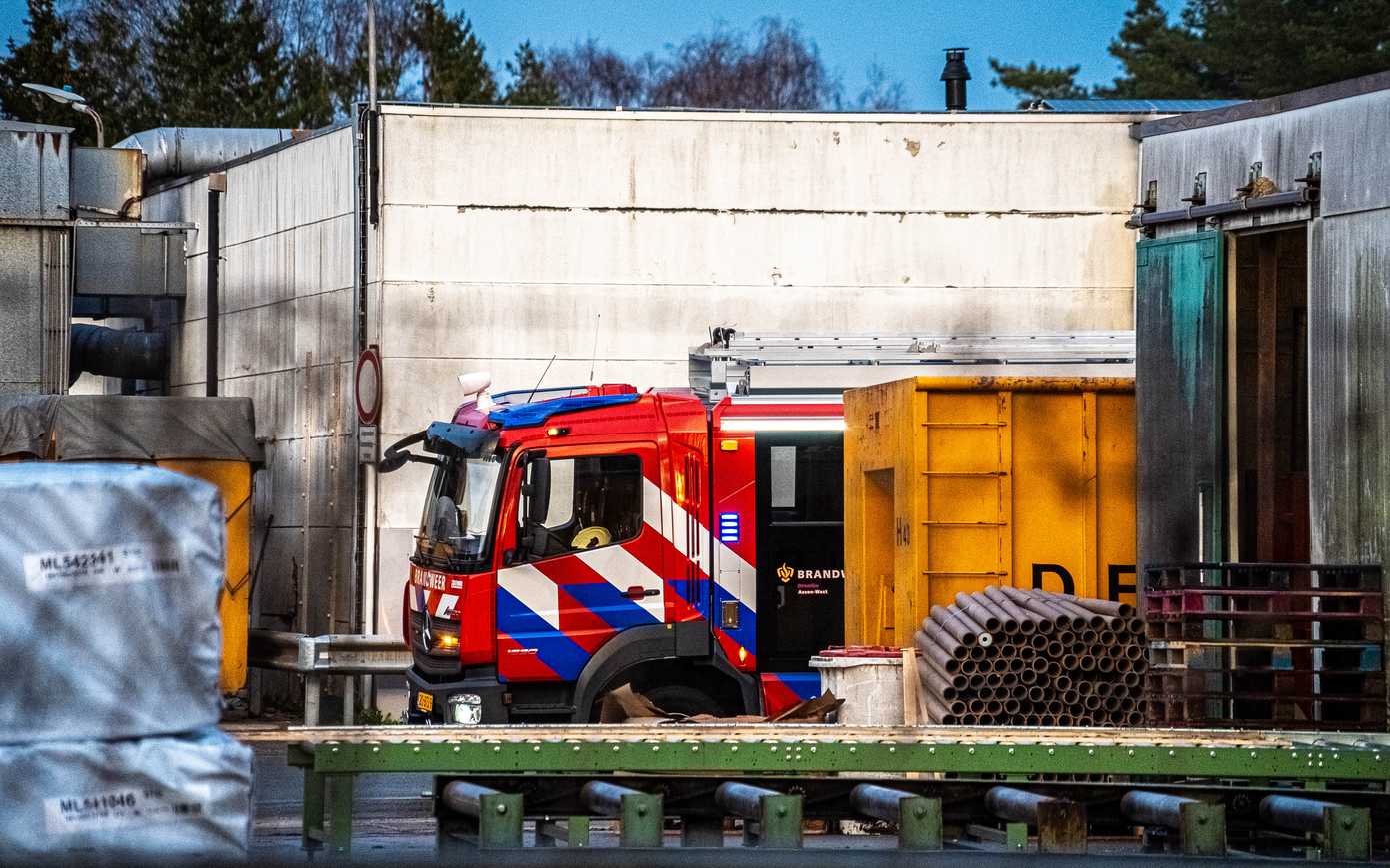 Brand in loods op terrein van palletbedrijf in Assen