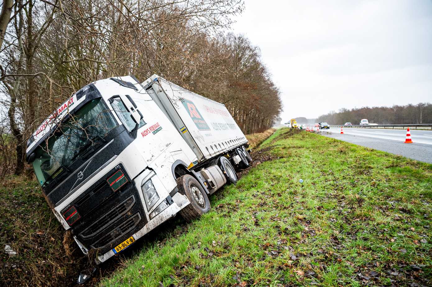 Vrachtwagen raakt van de A28 en belandt in sloot