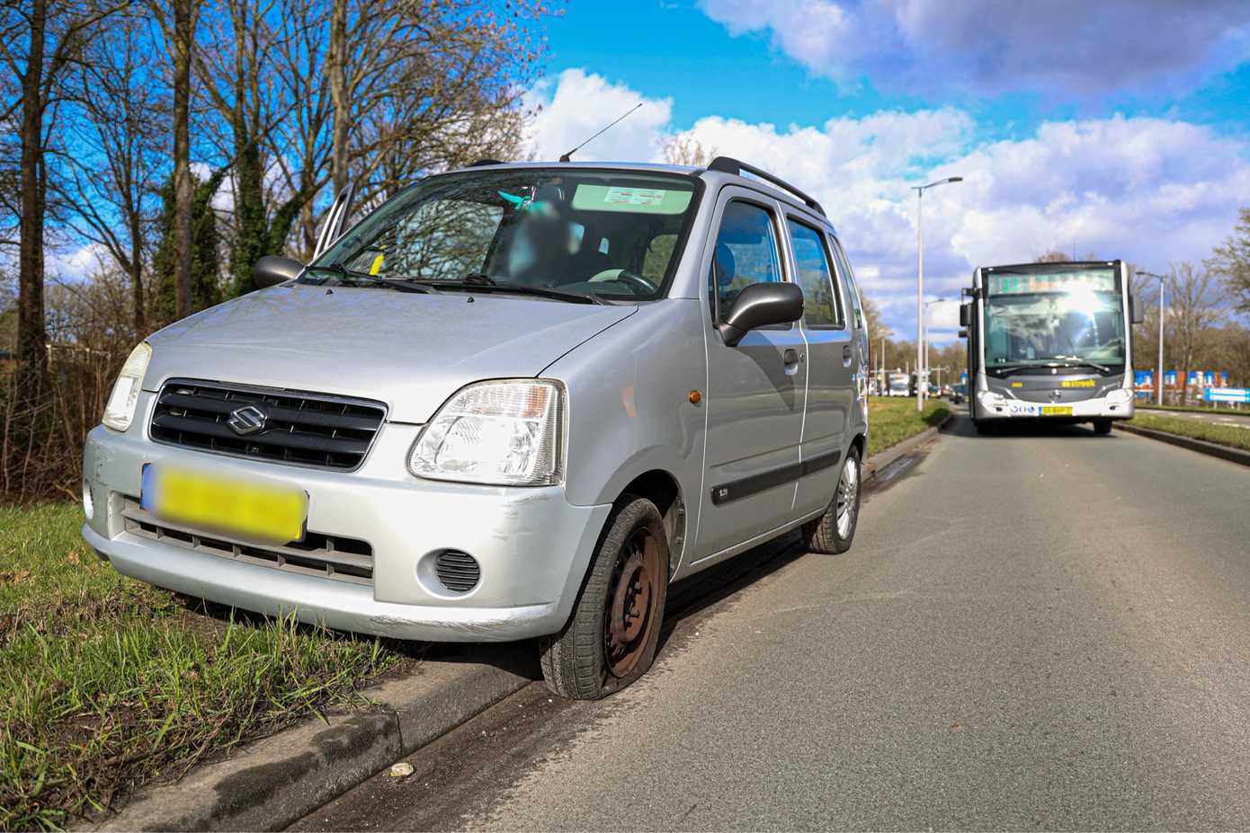 Verkeerschaos op Europaweg Zuid in Assen na botsing tussen bus en auto