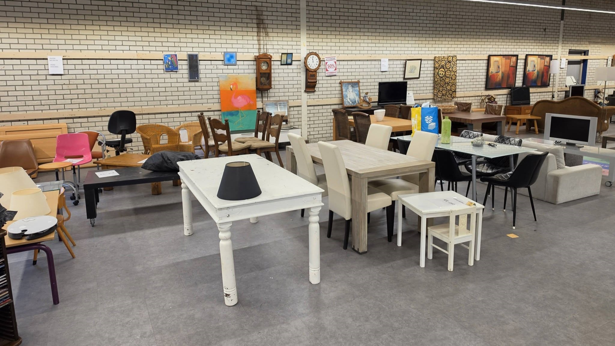 Kringloopwinkel Nobellaan gaat dicht en geeft vanaf morgen alles gratis weg