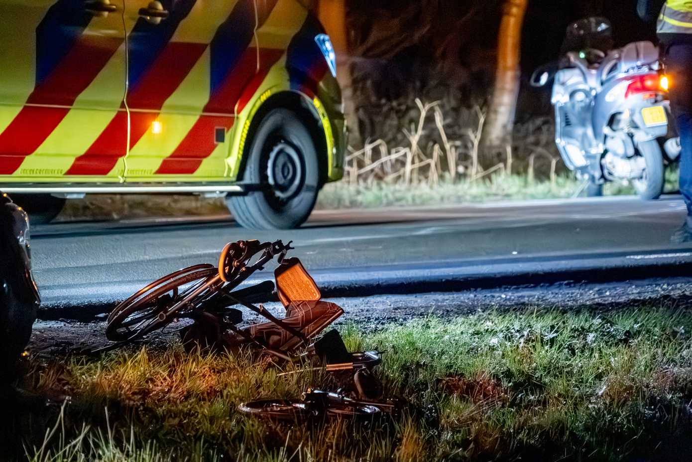 Man in rolstoel met gebroken been heeft dubbel pech: wordt aangereden door motorrijder
