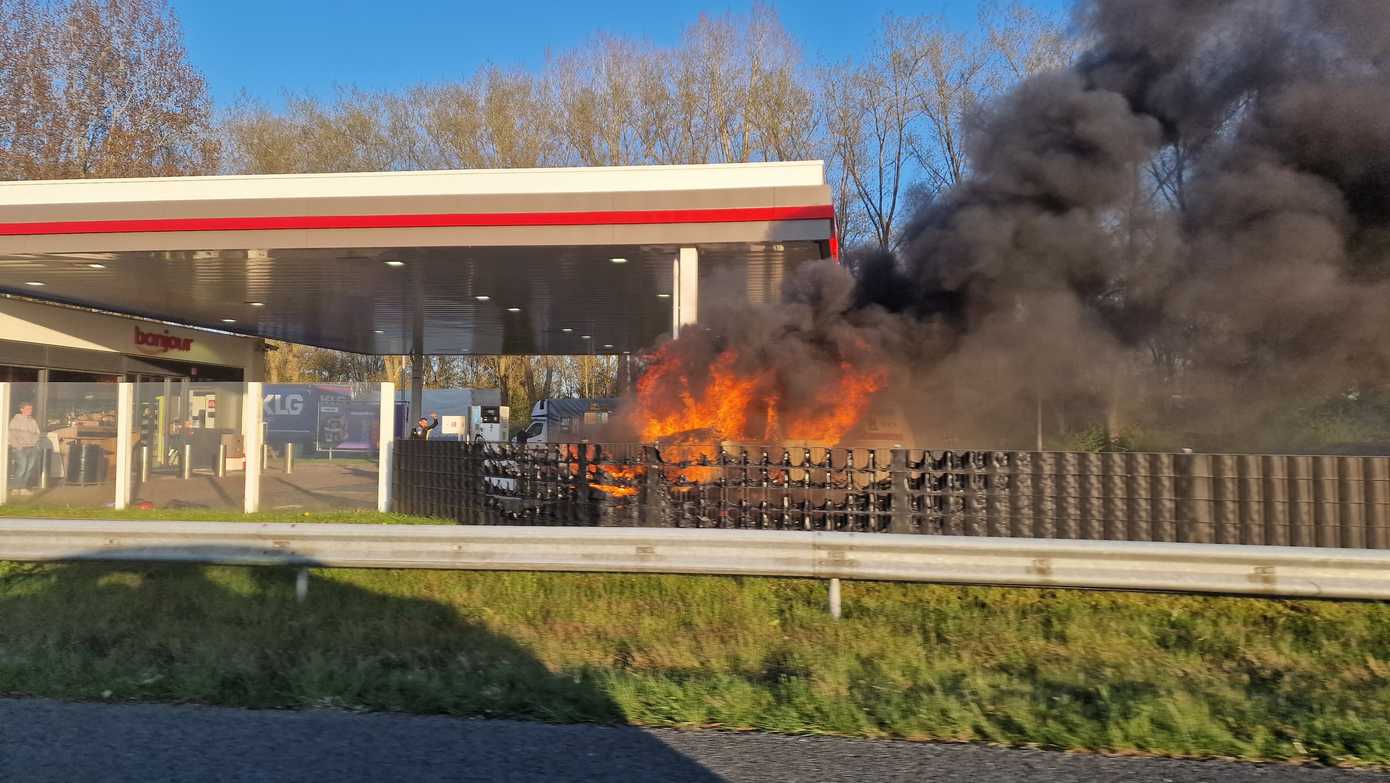 Bestelbusje brandt uit bij tankstation langs A28 bij Assen