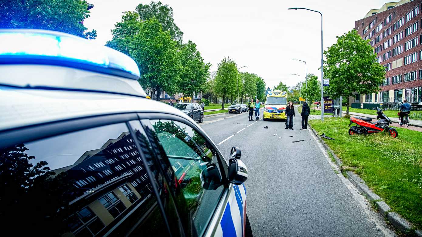 Nobellaan tijdelijk afgesloten vanwege ongeval tussen auto en scooter