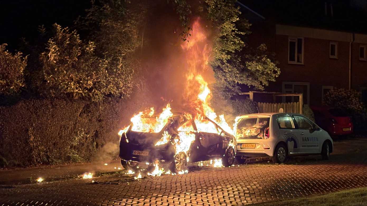 Geparkeerde auto gaat volledig in vlammen op