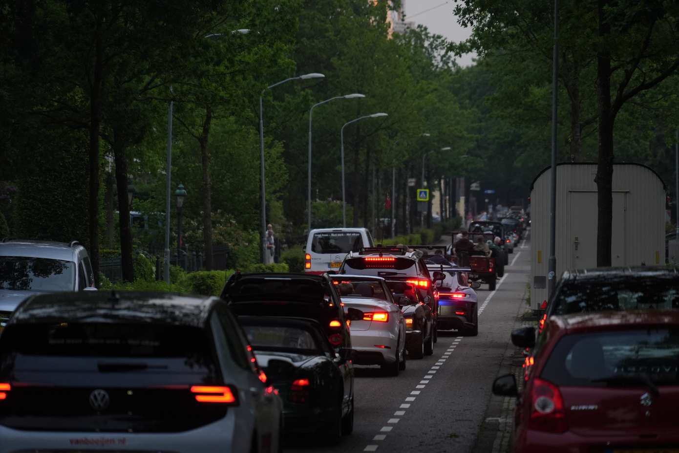 Fotoserie: 25-jarig jubileum Rally zonder Poespas: 170 voertuigen bezorgen bewoners VanBoeijen onvergetelijke avond