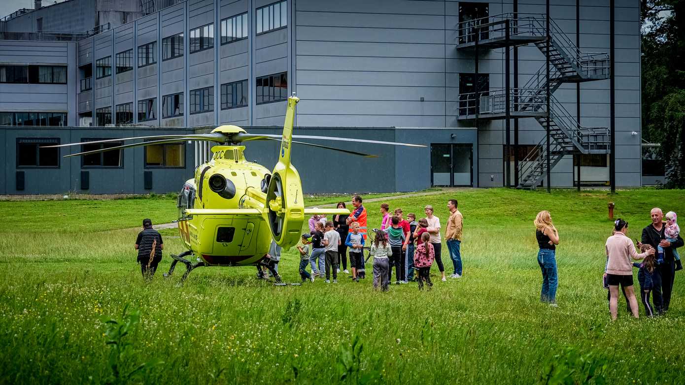 Traumahelikopter landt nabij Oekraïneopvang Assen; kinderen onder de indruk