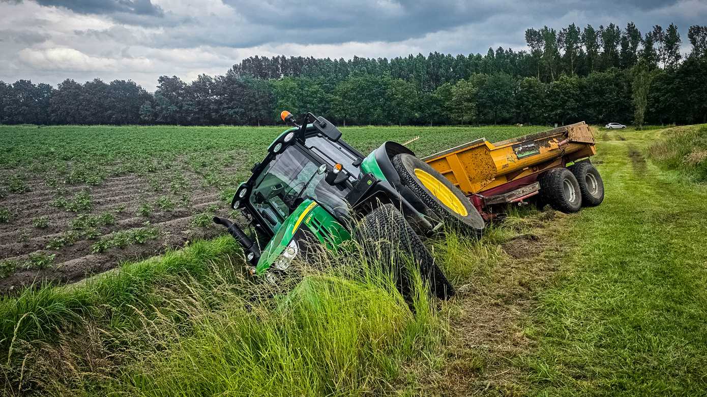Trekker met aanhangwagen belandt in sloot