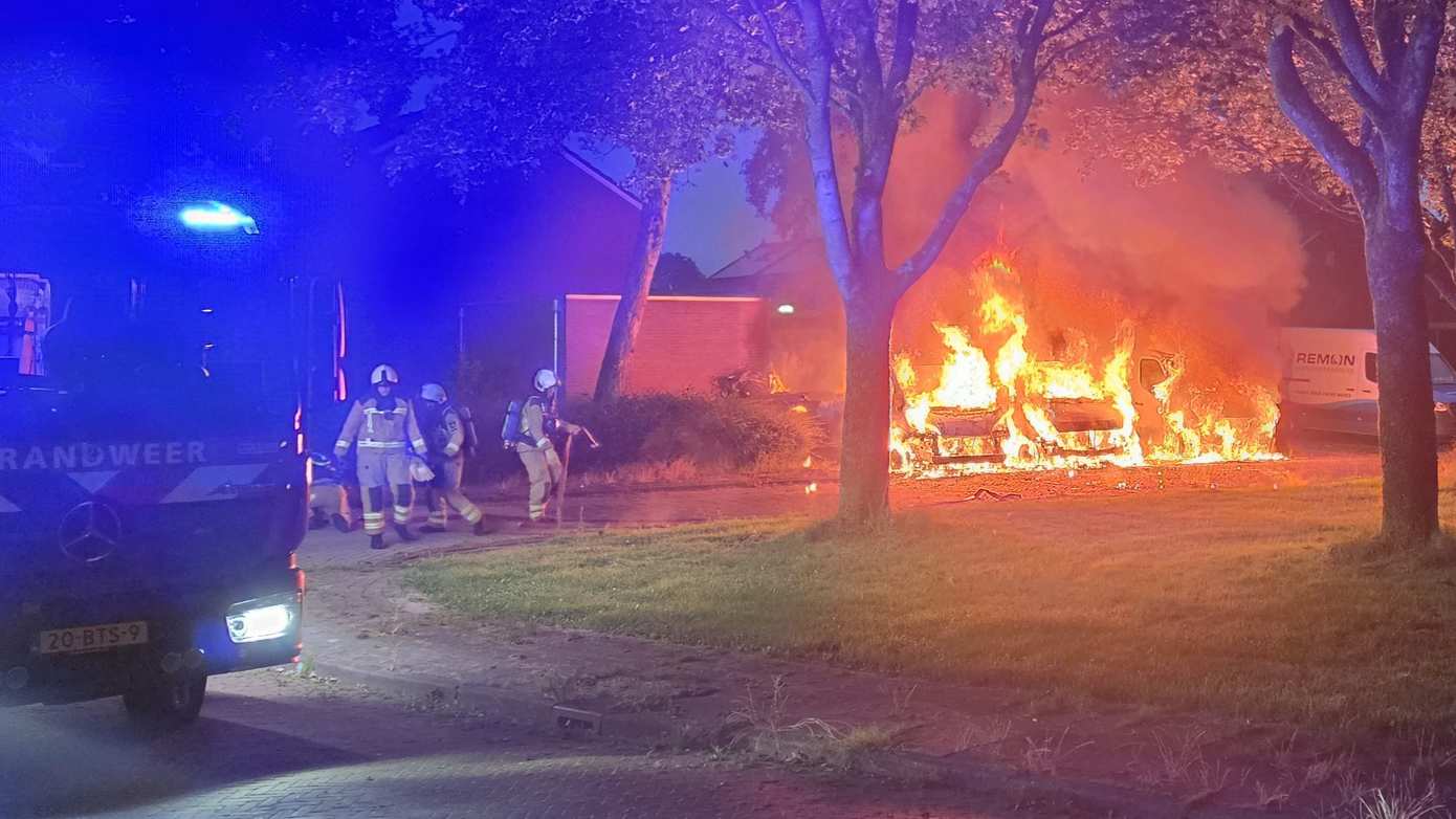 Twee bestelbusjes en bakwagen gaan in vlammen op
