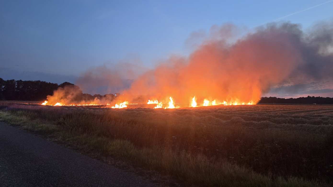 Brand op akker in Assen zorgt voor flinke rookontwikkeling