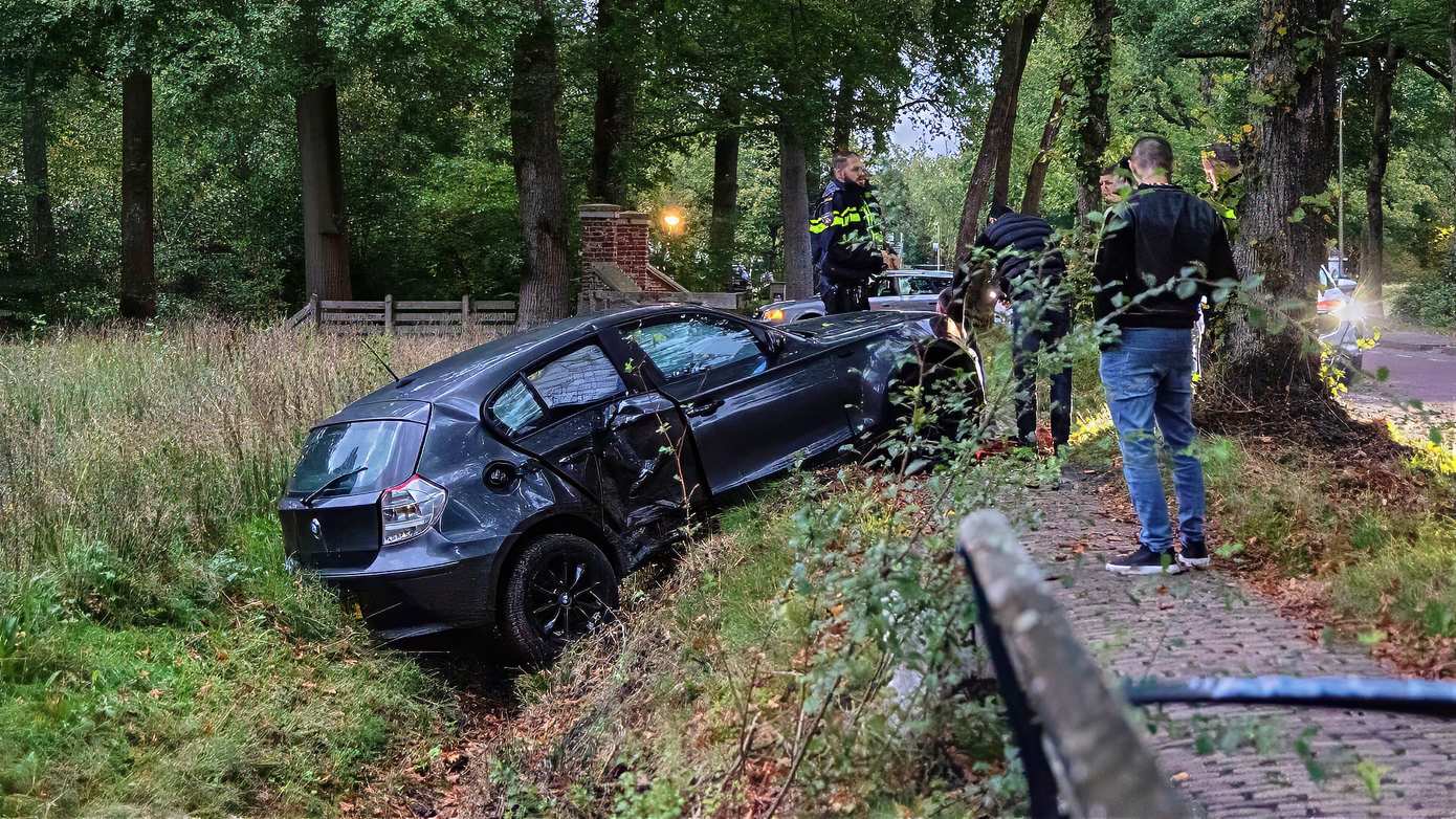 Auto botst in Assen tegen boom en belandt in sloot