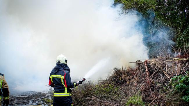 Veel rookontwikkeling bij brand in bult met tuinafval in Assen