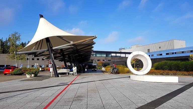 Personeel Wilhelmina Ziekenhuis in Assen schudt geen handen meer