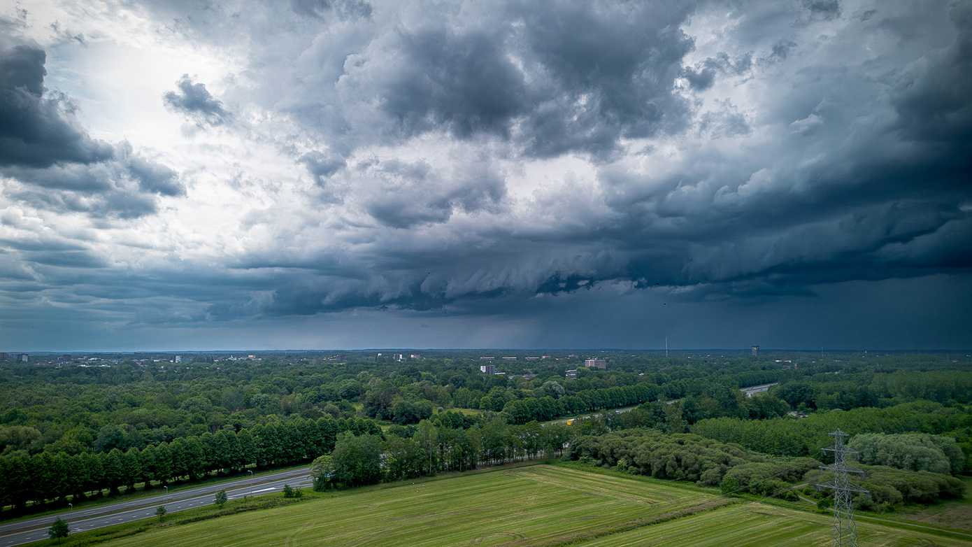 Code geel in Drenthe: kans op onweersbuien, hagel en windstoten