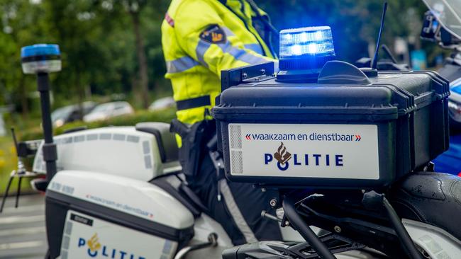 Politie rijdt auto in Assen klem: bestuurder blijkt onder invloed