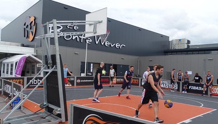 Streetball Masters op parkeerplaats De Bonte Wever (Video)