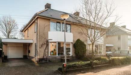 Te koop in Assen: helft van dubbel woonhuis met stenen garage