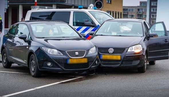 Auto's botsen op kruising bij Industrieweg in Assen
