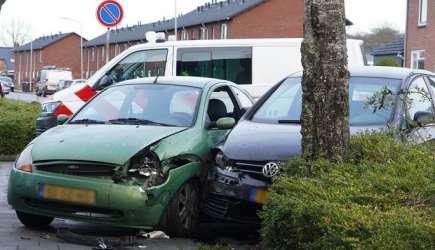 Auto's beschadigd bij botsing in Assen