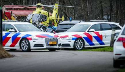 Traumahelikopter assisteert ambulancepersoneel bij AZC in Assen