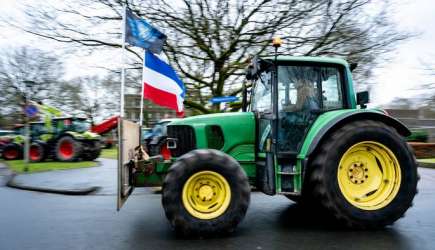 Honderden boeren voeren actie bij provinciehuis in Assen (Video)