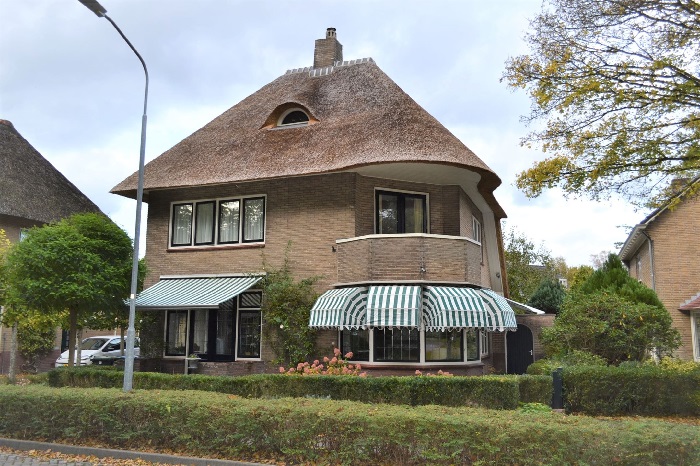 Te koop in Assen: vrijstaande rietgedekte villa