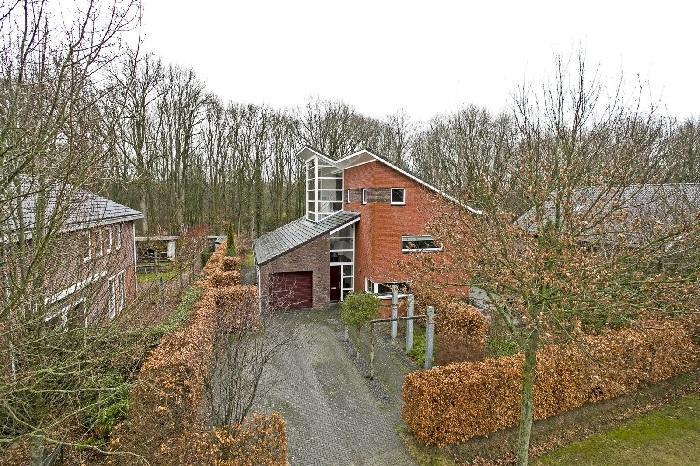 Te koop in Assen: onder architectuur gebouwde villa