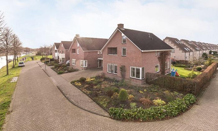 Te koop in Assen: Vrijstaande woning met uitzicht over havenkanaal