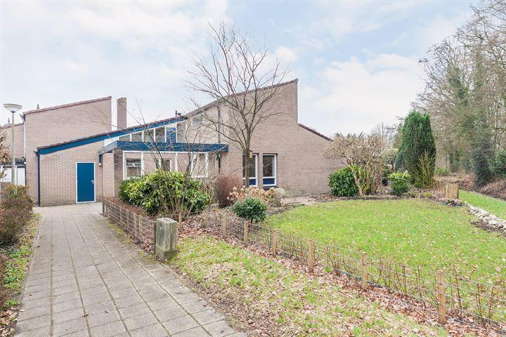 Te koop in Assen: semi-bungalow op extra grote hoekkavel