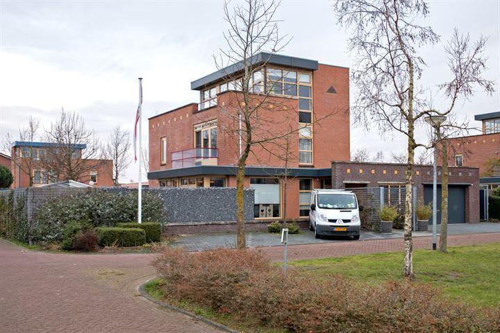 Te koop in Assen: zeer riant vrijstaand woonhuis met garage