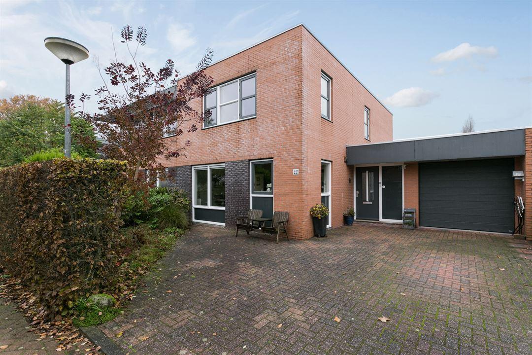 Te koop in Assen: helft van dubbel woonhuis met garage