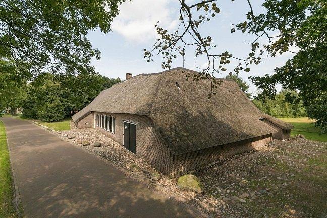 Te koop in Assen: historische rietgedekte hallenhuisboerderij met eigen bos
